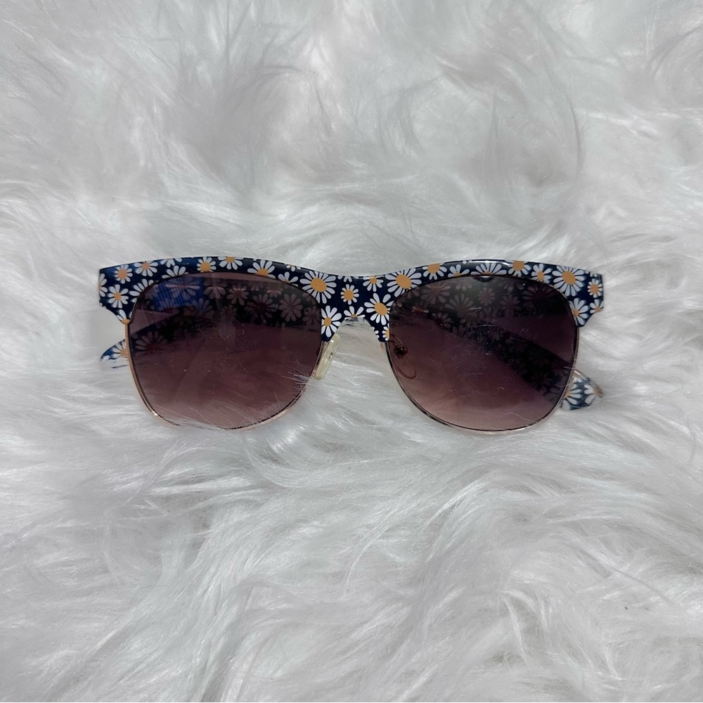 Daisy sunglasses by Claire’s